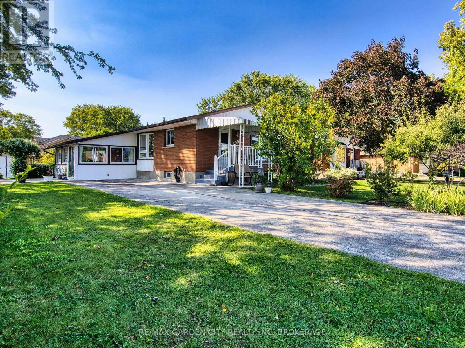 4095 MONTCALM CRESCENT