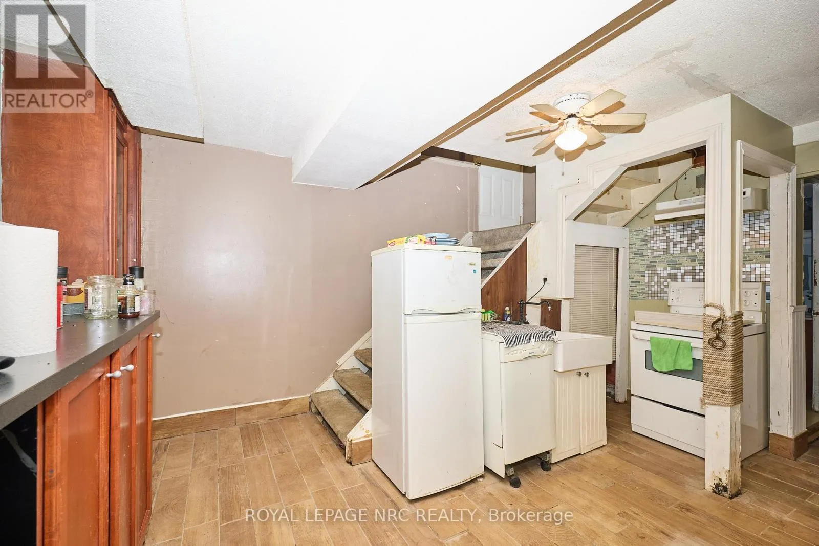 489 LAKESIDE ROAD