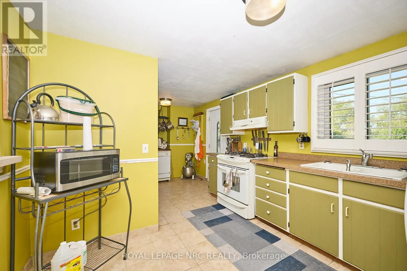 489 LAKESIDE ROAD