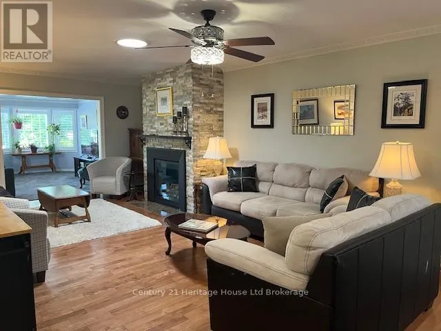 65 EDWIN CRESCENT