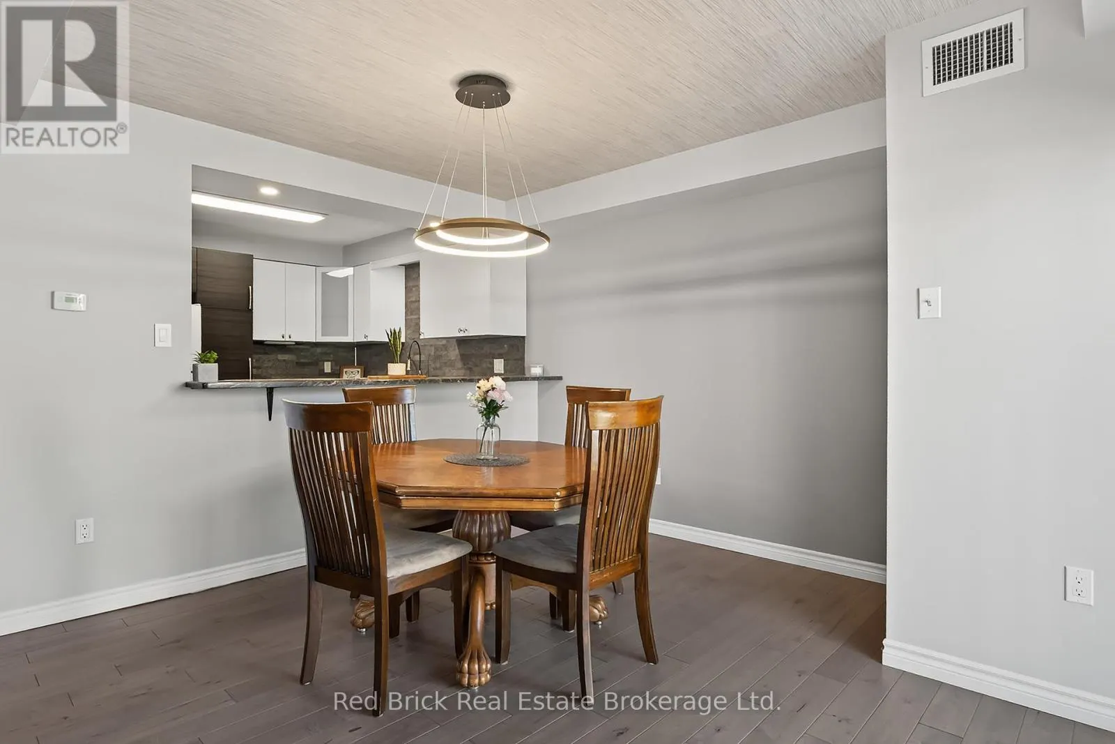 221 - 458 JANEFIELD AVENUE, #221