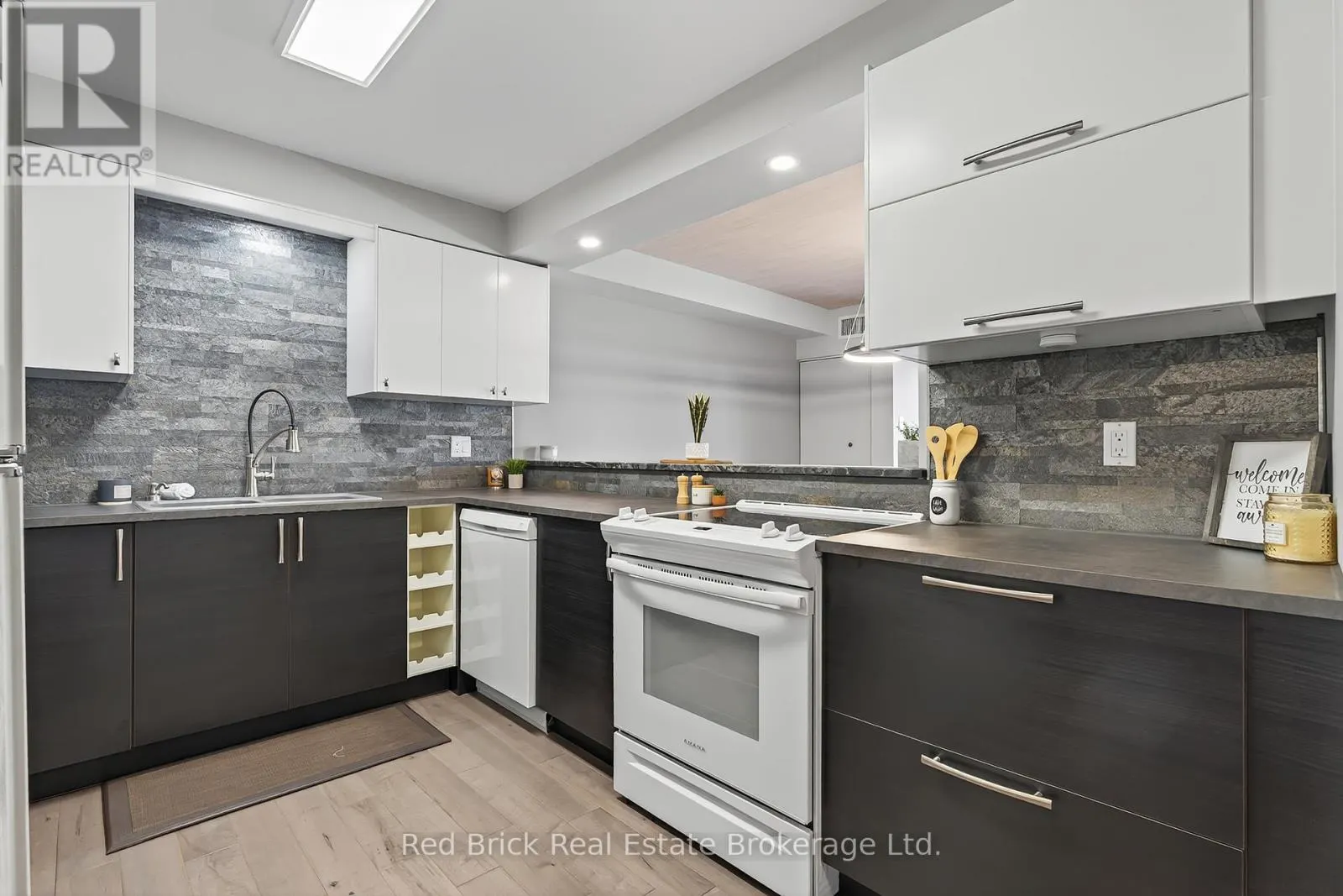 221 - 458 JANEFIELD AVENUE, #221