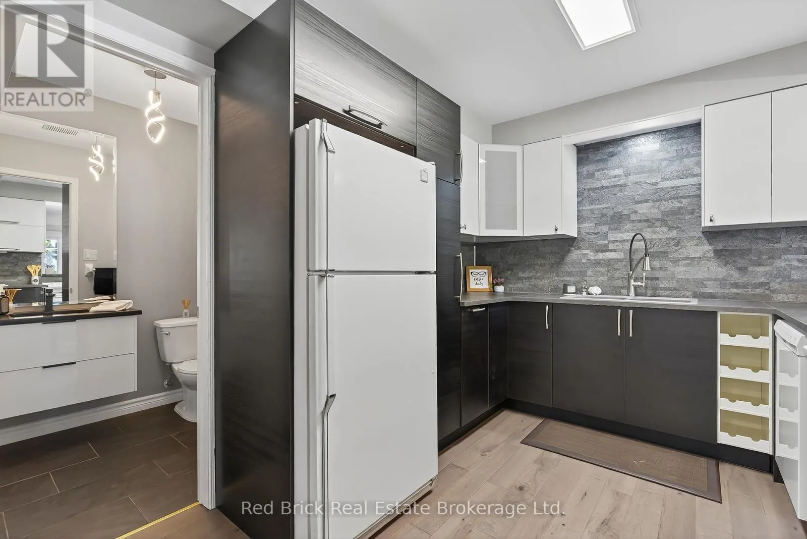 221 - 458 JANEFIELD AVENUE, #221