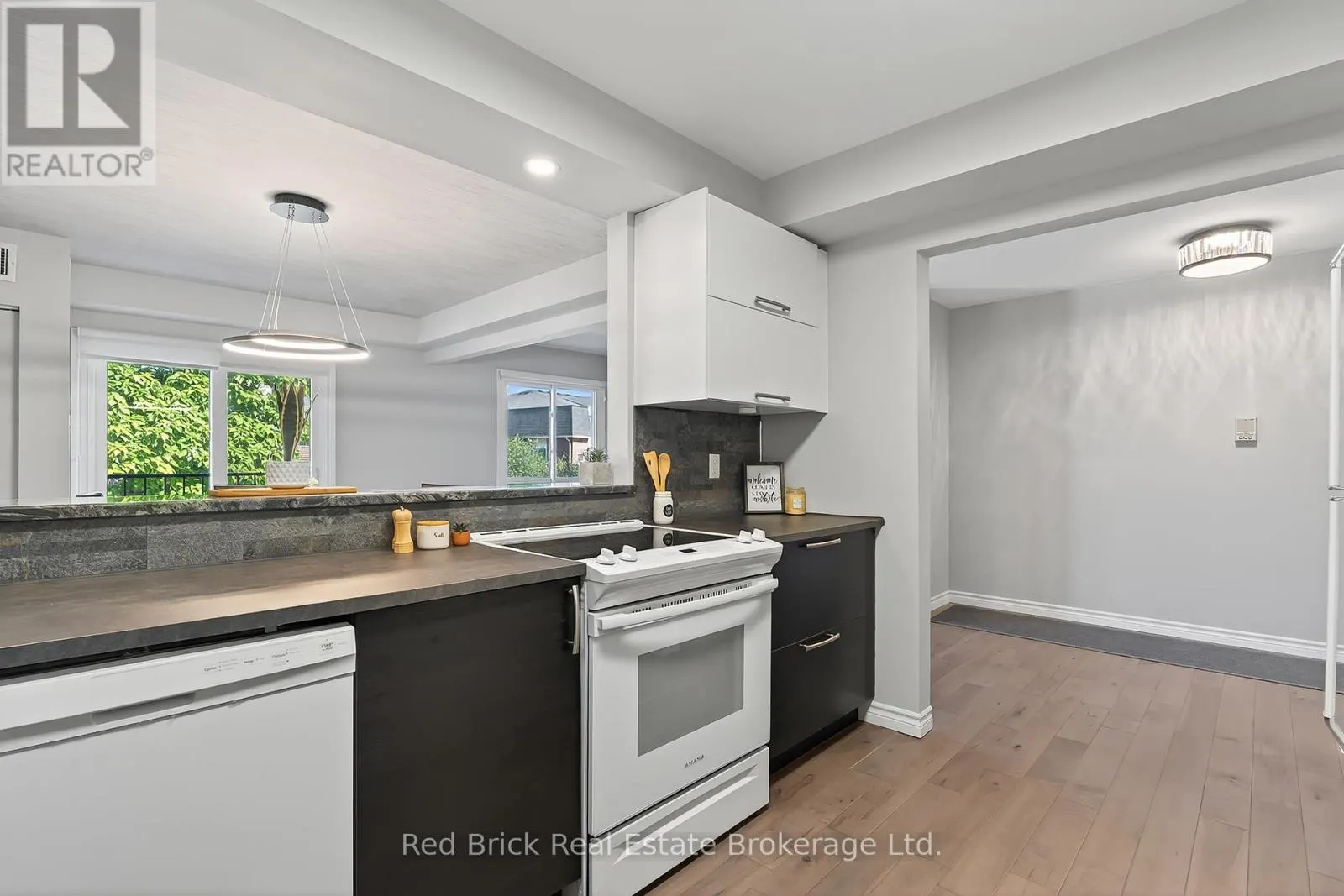 221 - 458 JANEFIELD AVENUE, #221