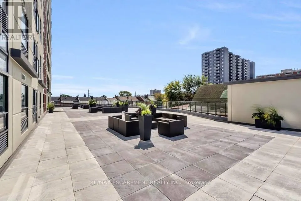302 - 220 CANNON STREET E