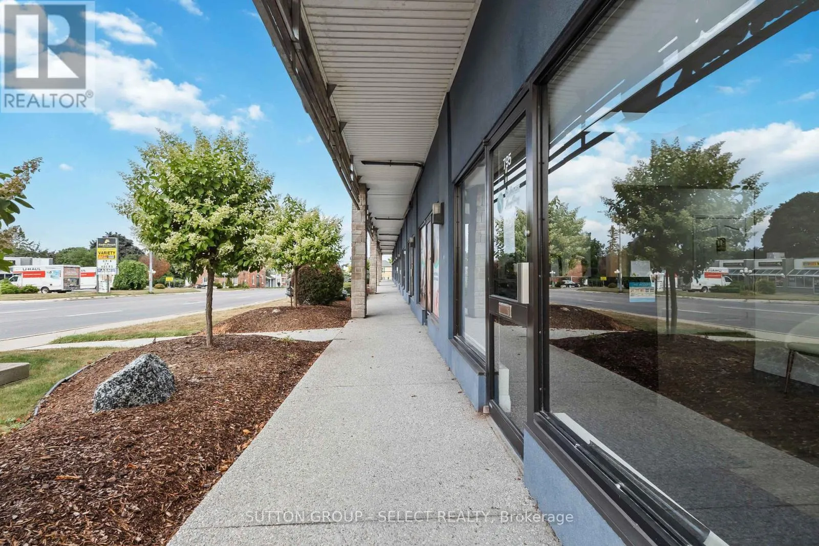795 DUNDAS STREET