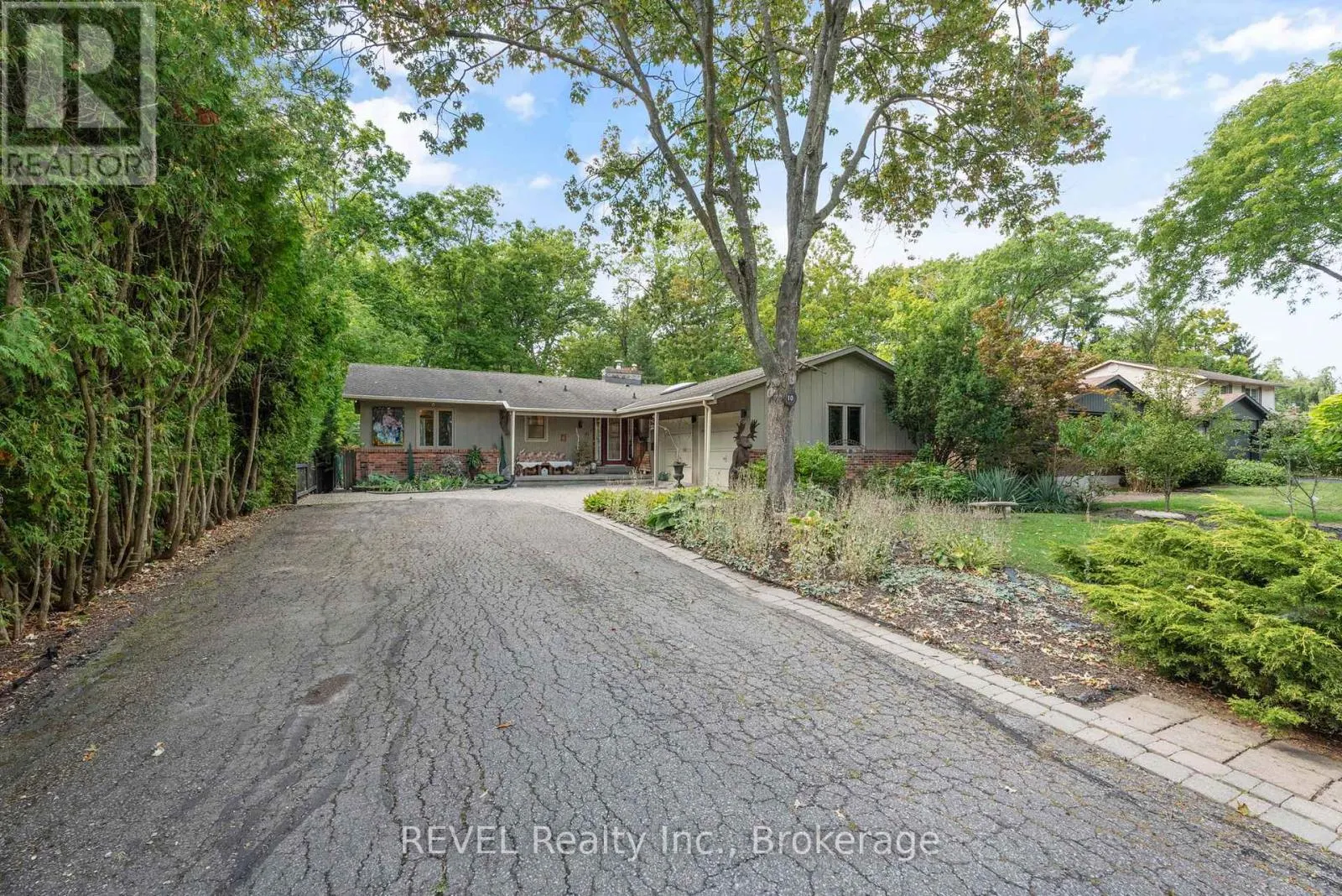10 WOODINGTON CRESCENT