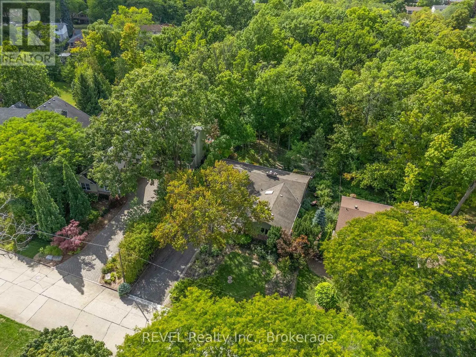 10 WOODINGTON CRESCENT