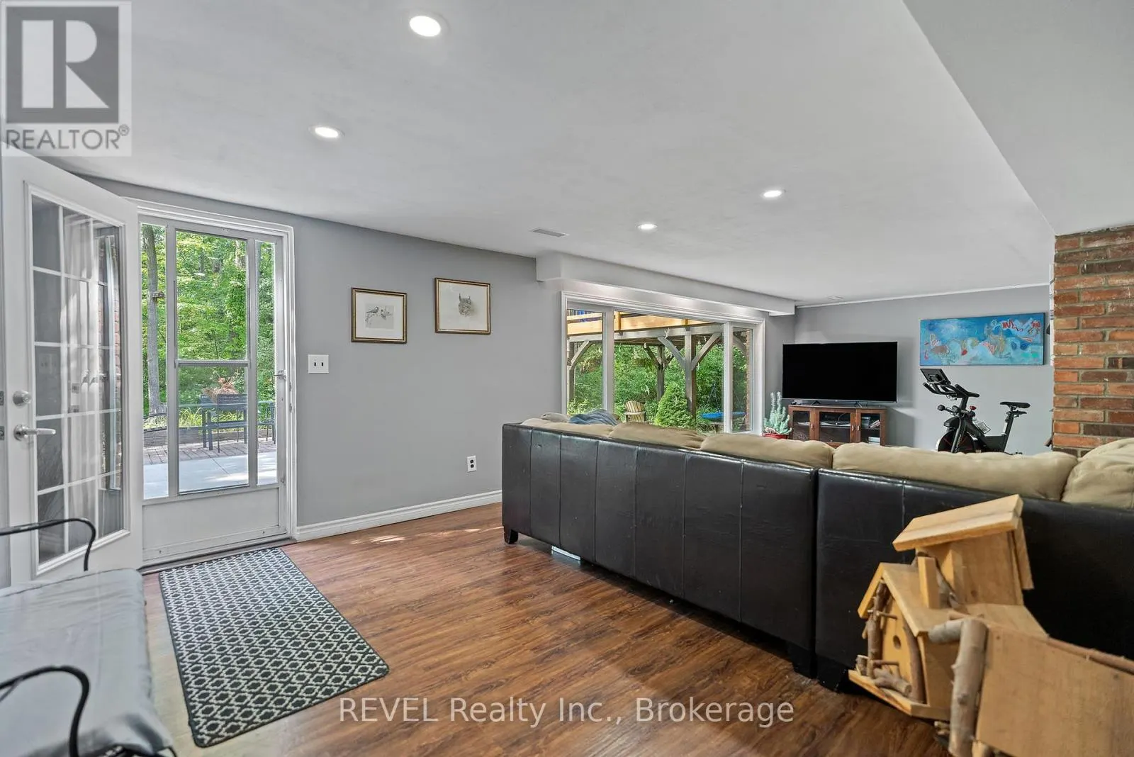 10 WOODINGTON CRESCENT