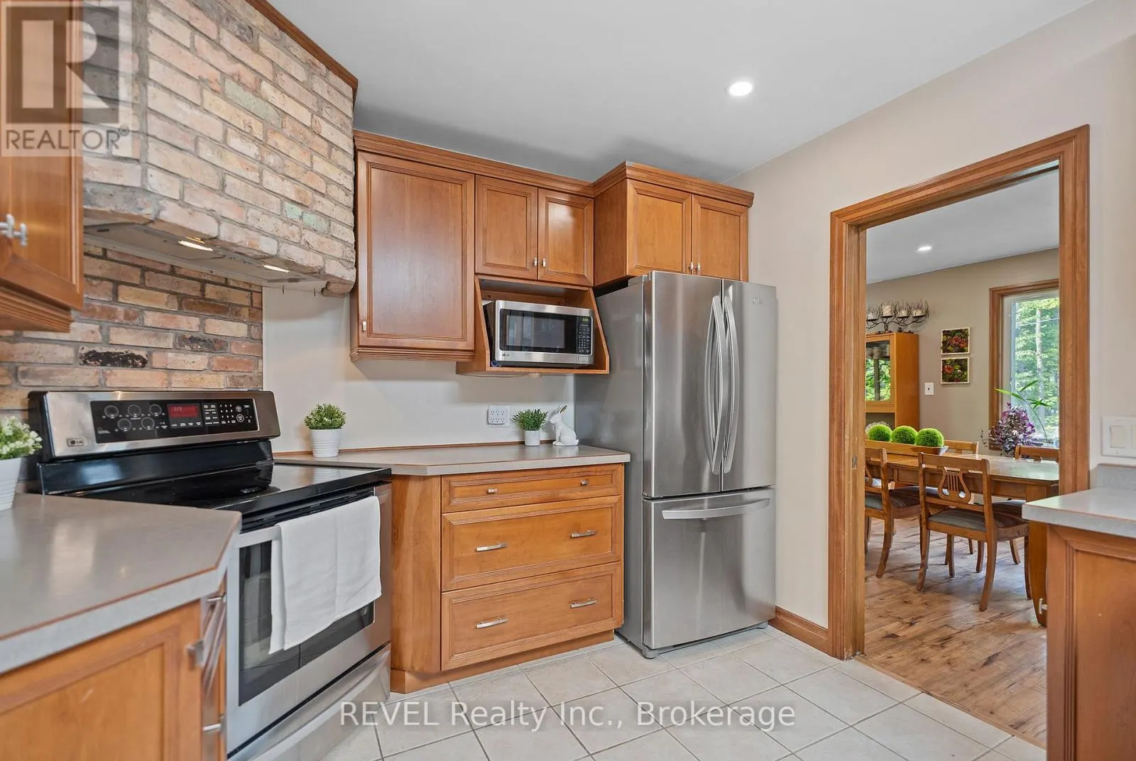 10 WOODINGTON CRESCENT