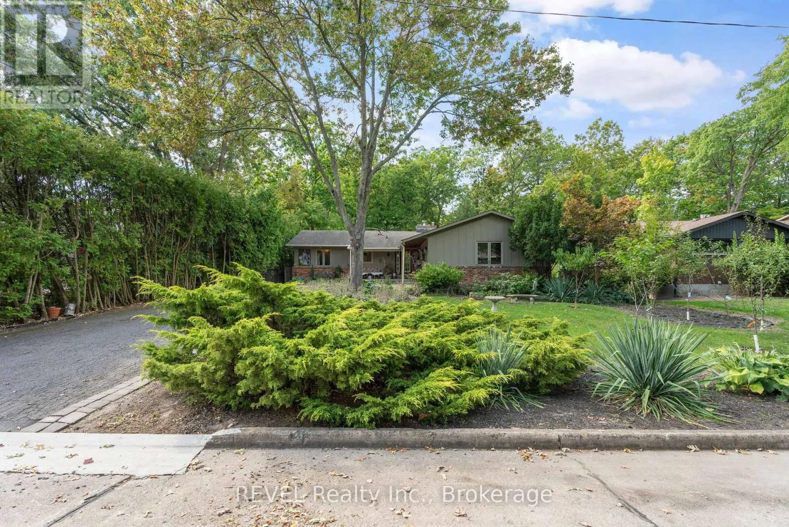 10 WOODINGTON CRESCENT