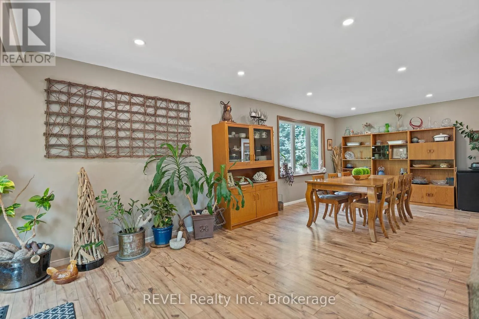 10 WOODINGTON CRESCENT