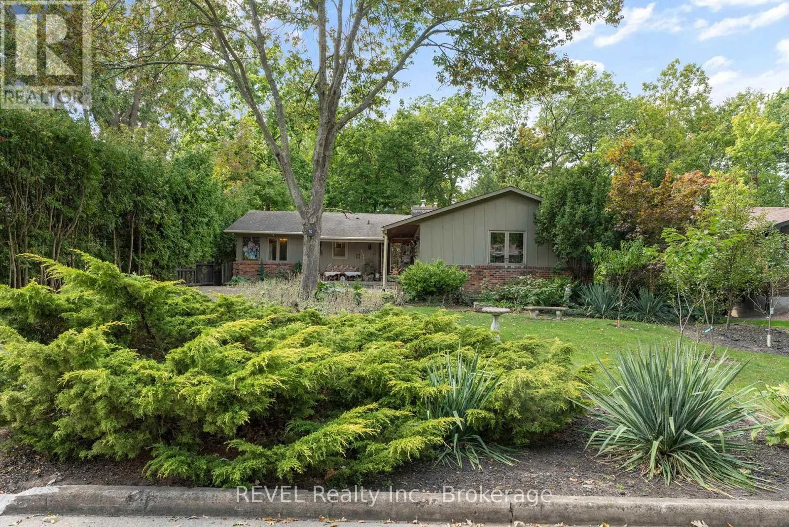10 WOODINGTON CRESCENT
