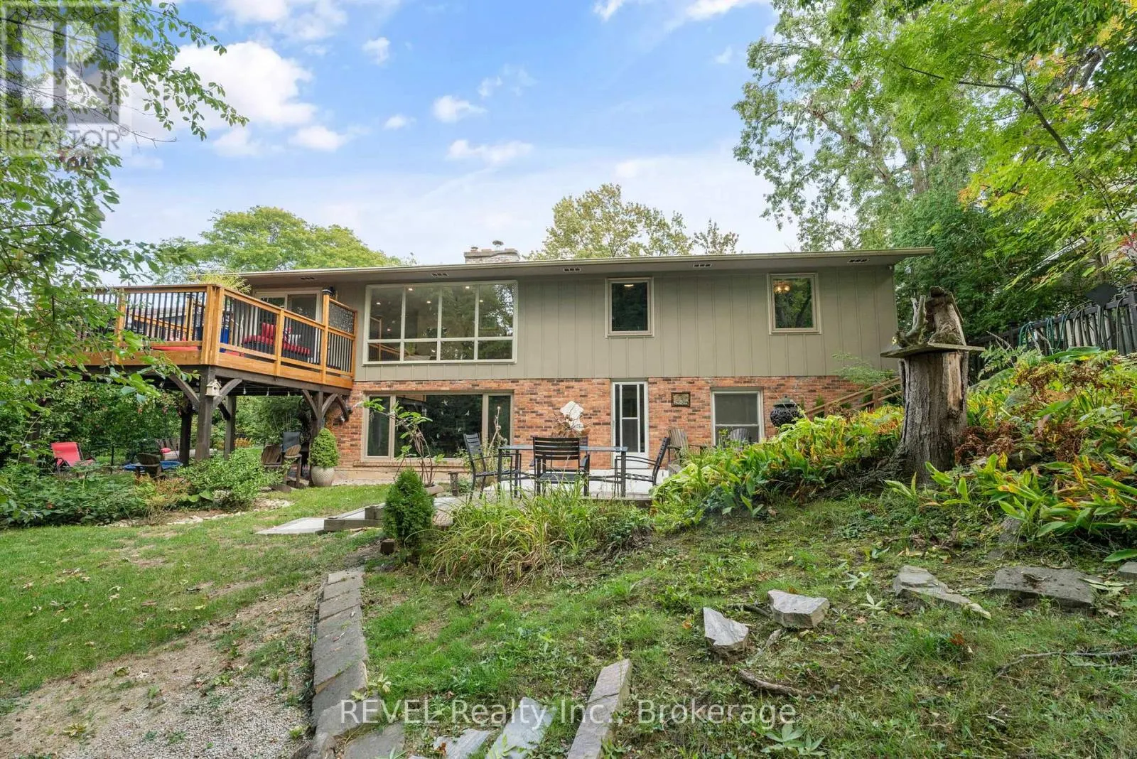 10 WOODINGTON CRESCENT