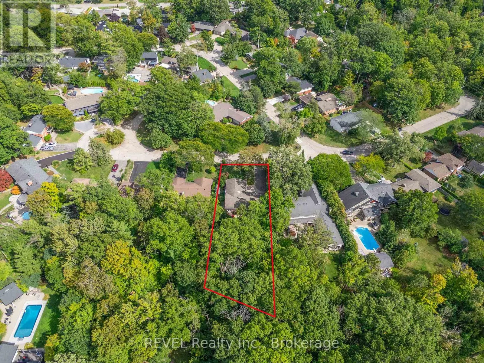 10 WOODINGTON CRESCENT