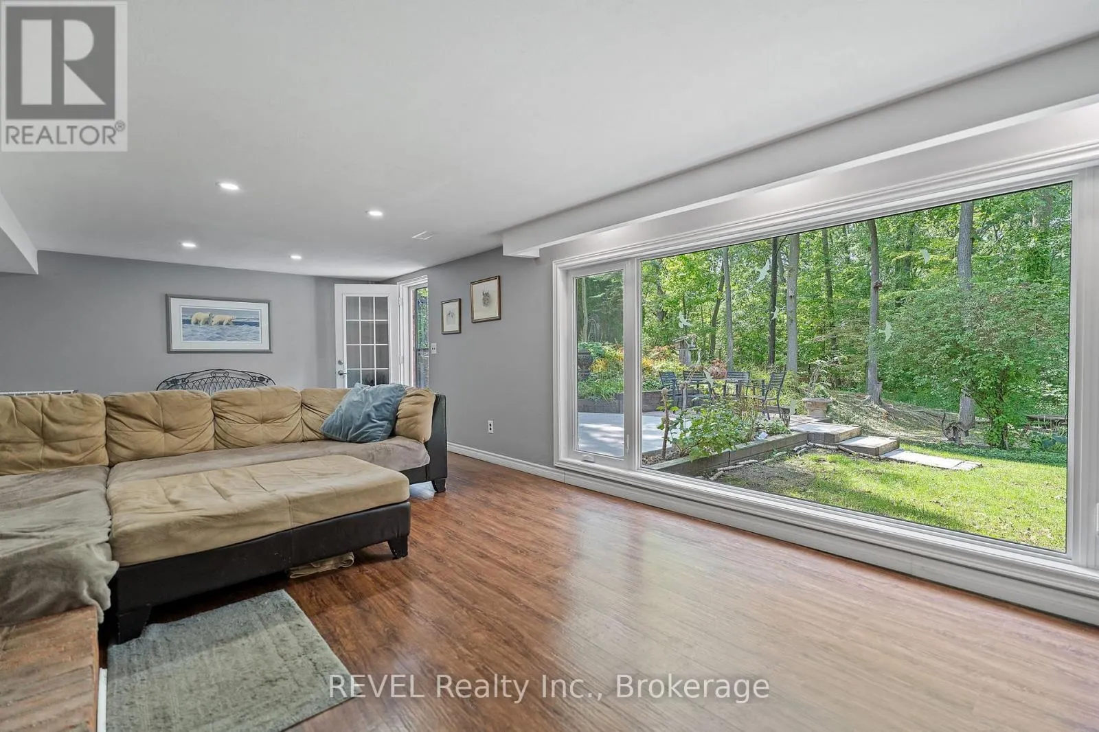 10 WOODINGTON CRESCENT