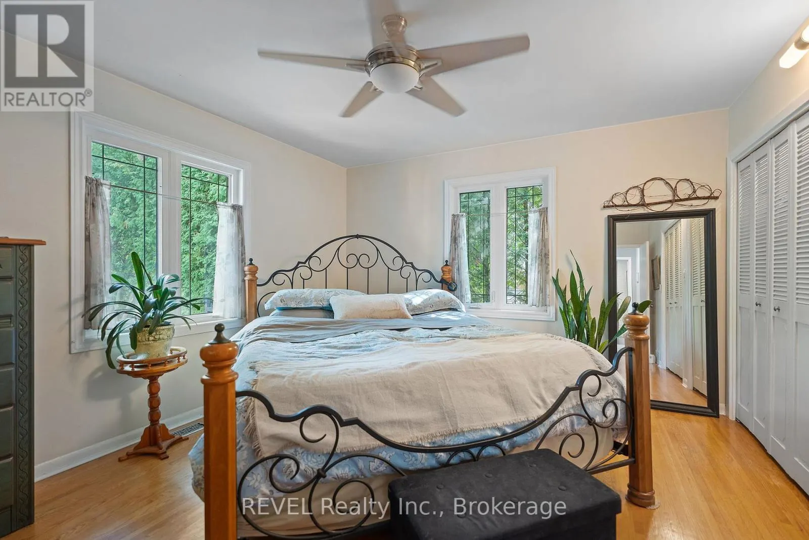 10 WOODINGTON CRESCENT