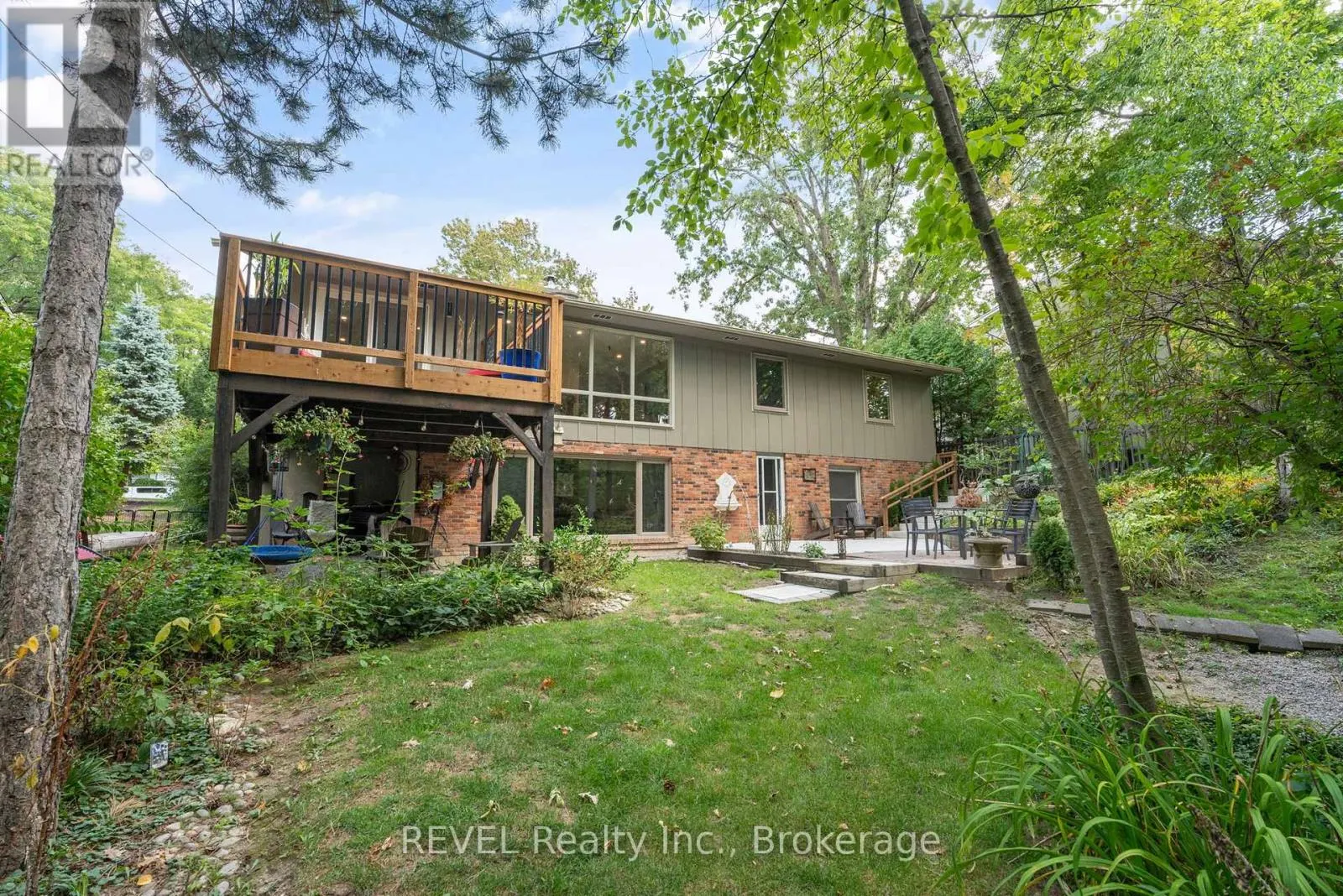 10 WOODINGTON CRESCENT