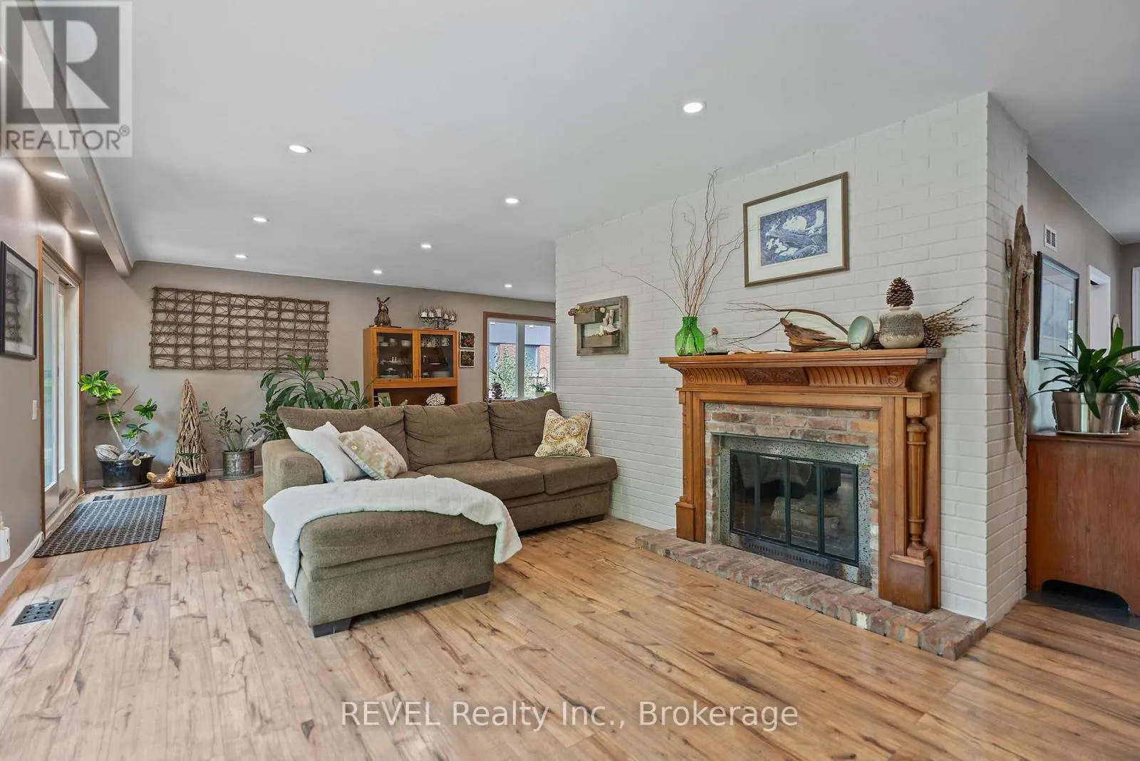 10 WOODINGTON CRESCENT