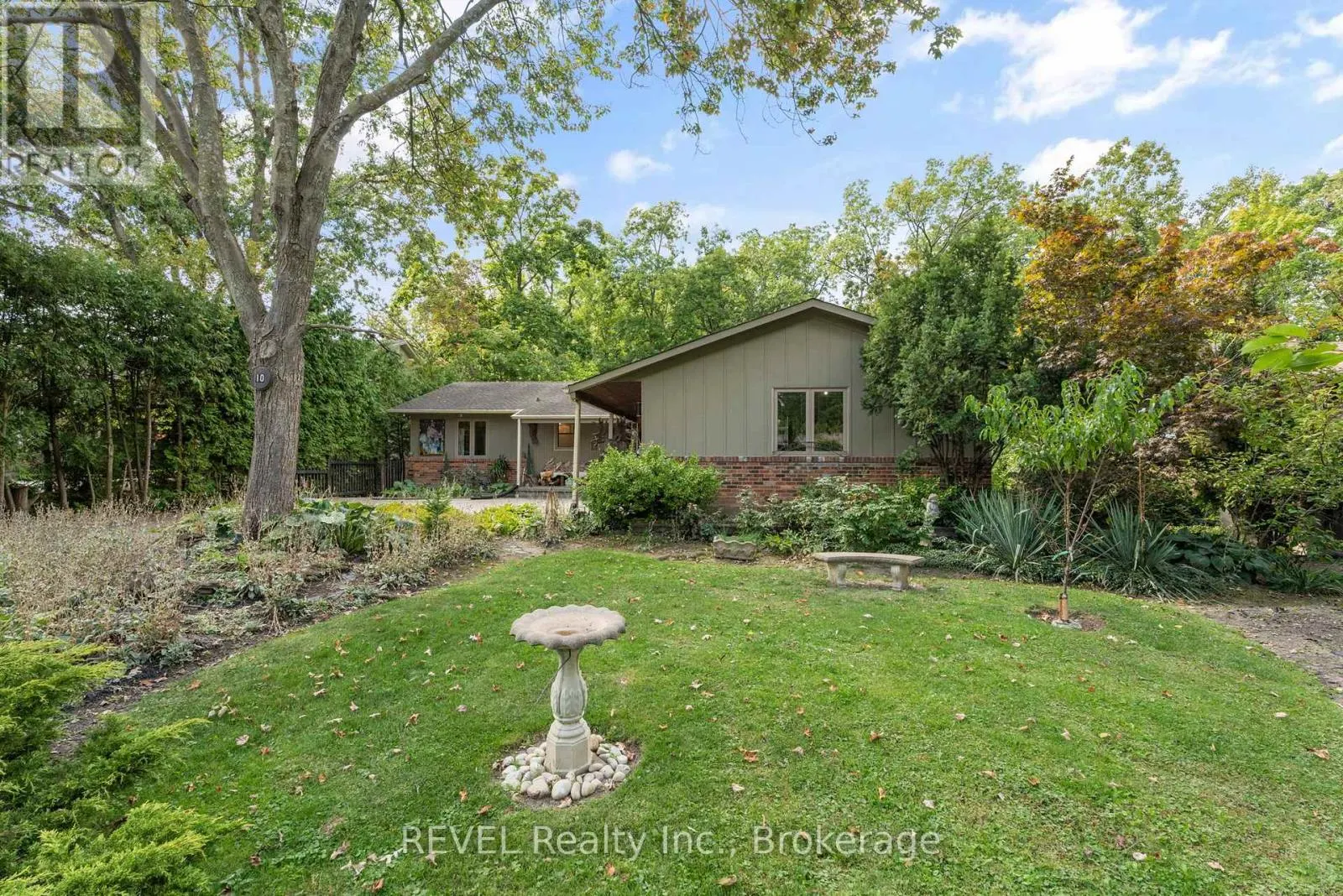 10 WOODINGTON CRESCENT