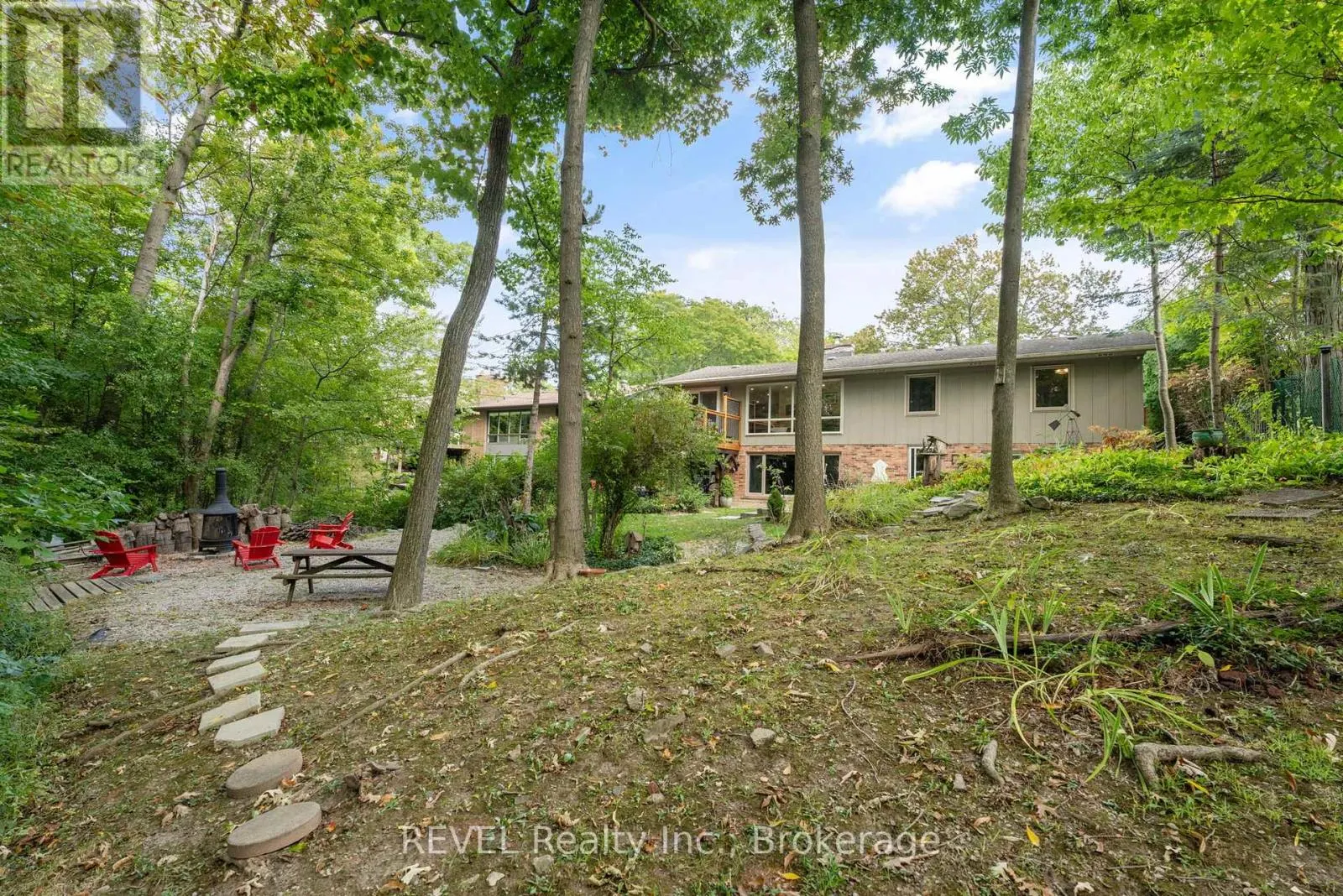 10 WOODINGTON CRESCENT