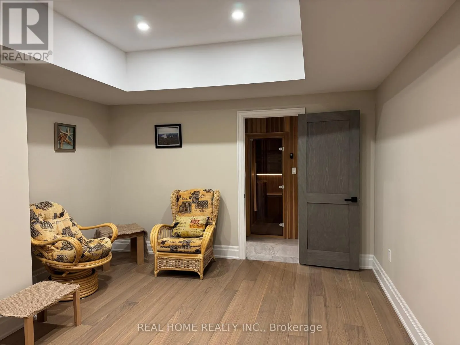 8 KNOWLES CRESCENT