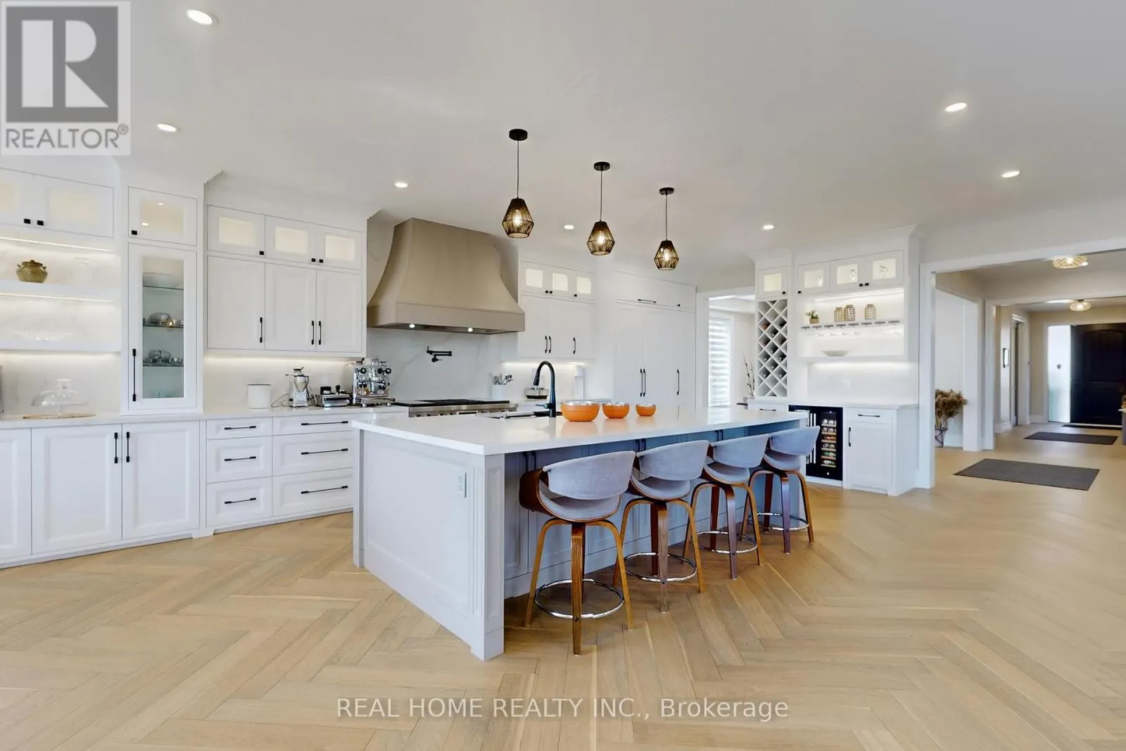 8 KNOWLES CRESCENT