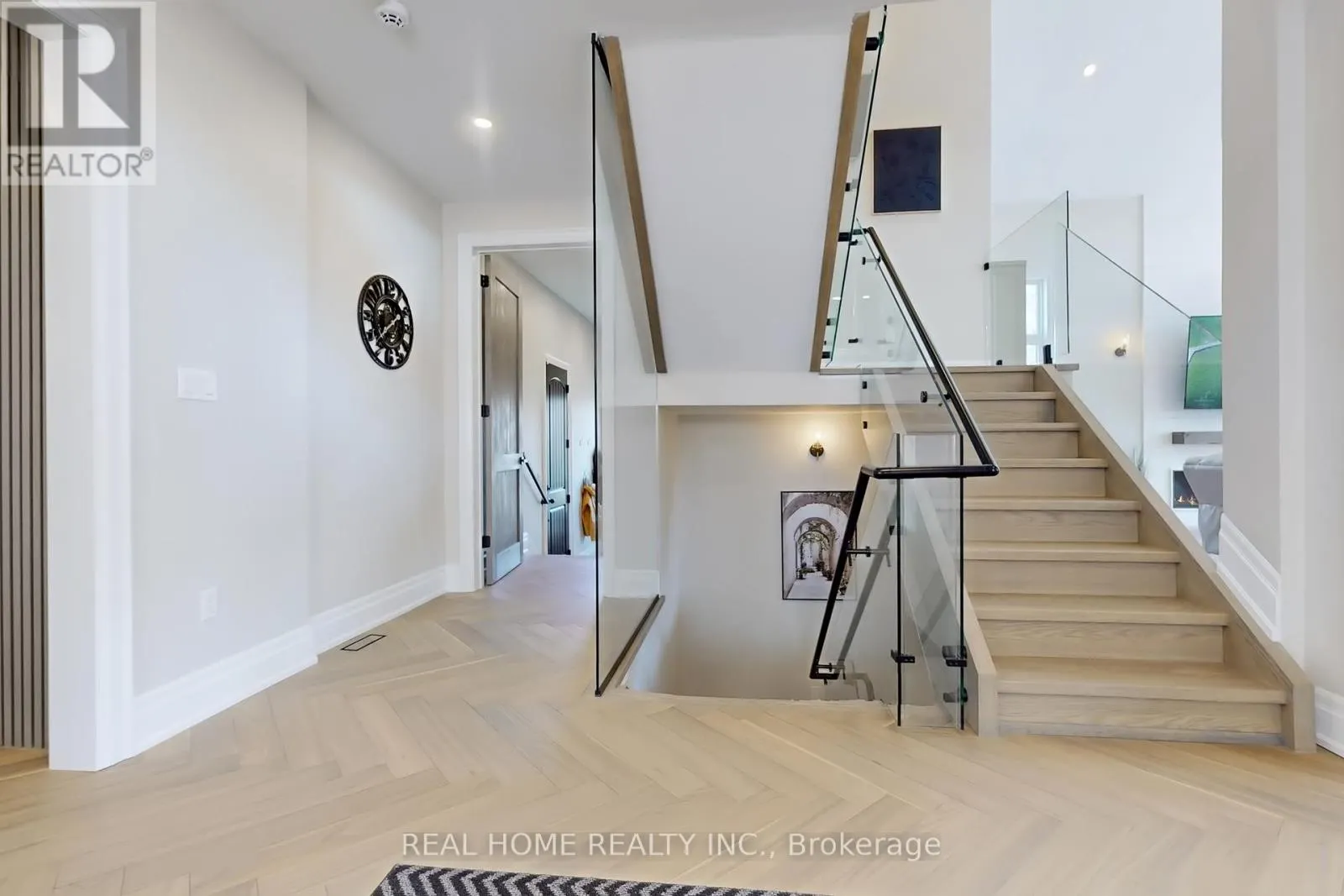 8 KNOWLES CRESCENT