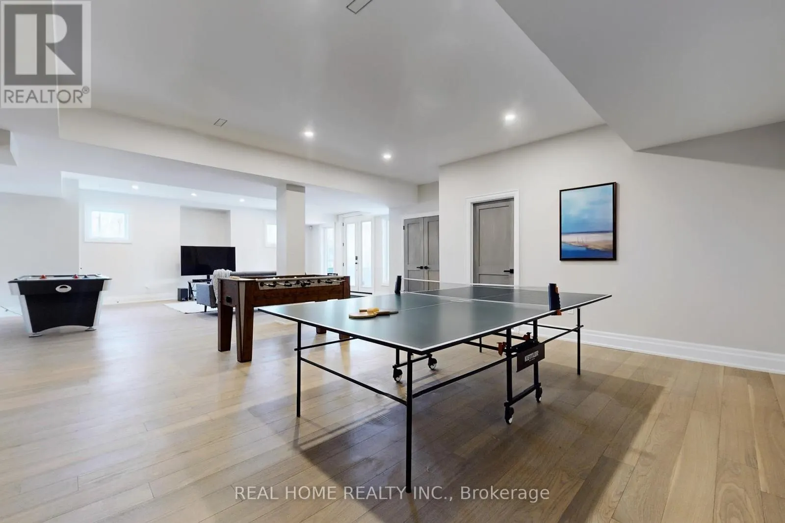 8 KNOWLES CRESCENT