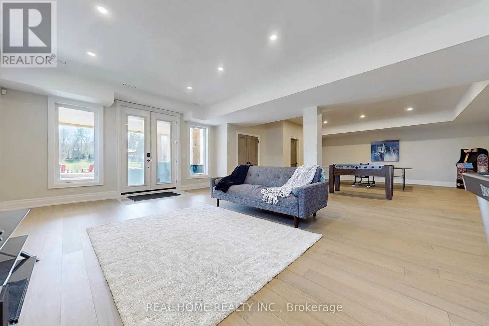 8 KNOWLES CRESCENT