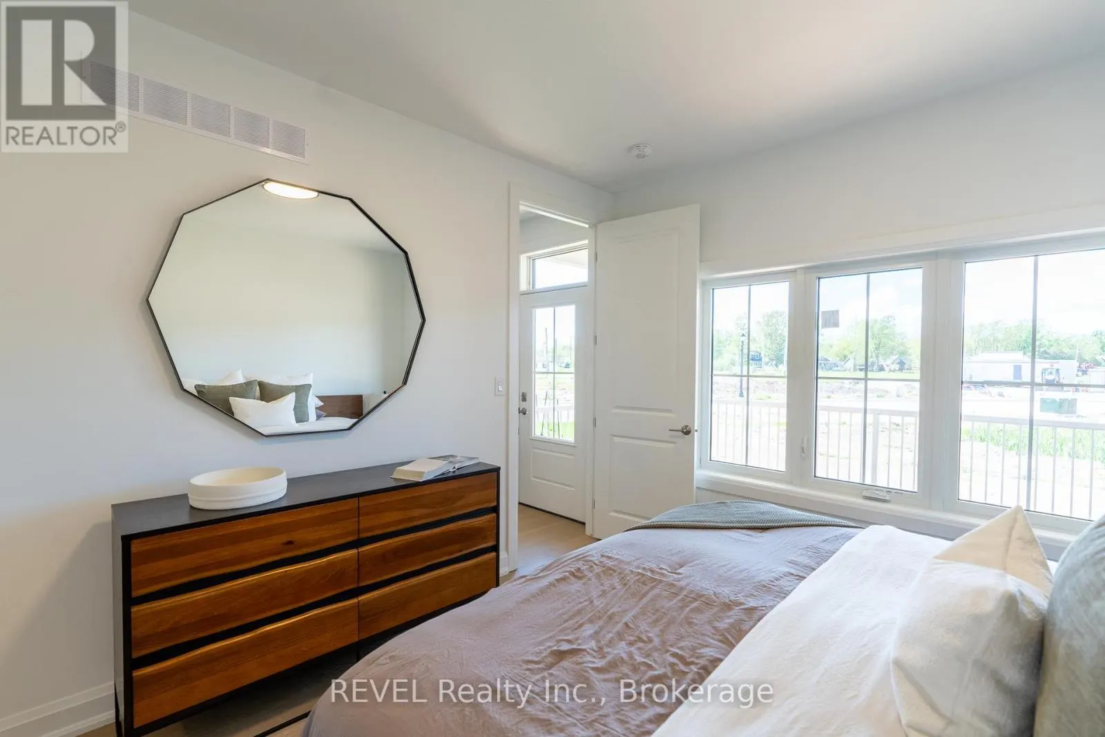 70B SENECA DRIVE