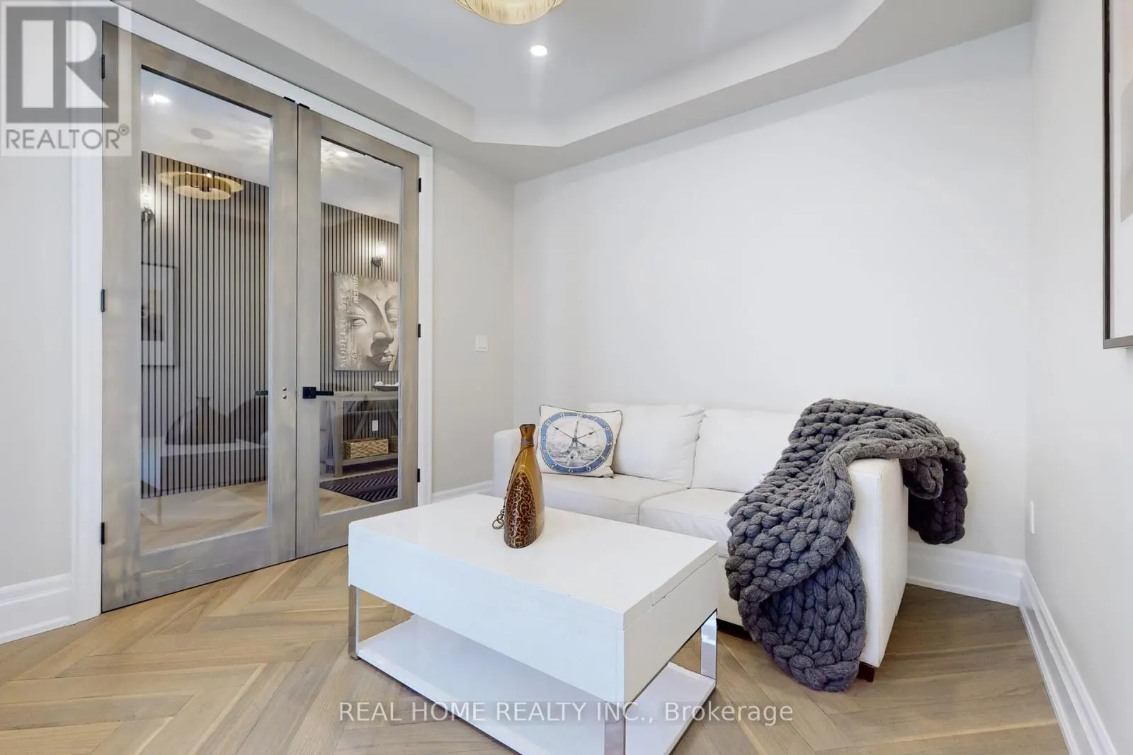 8 KNOWLES CRESCENT