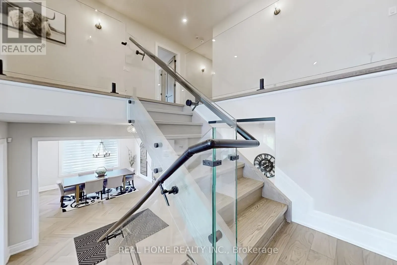 8 KNOWLES CRESCENT