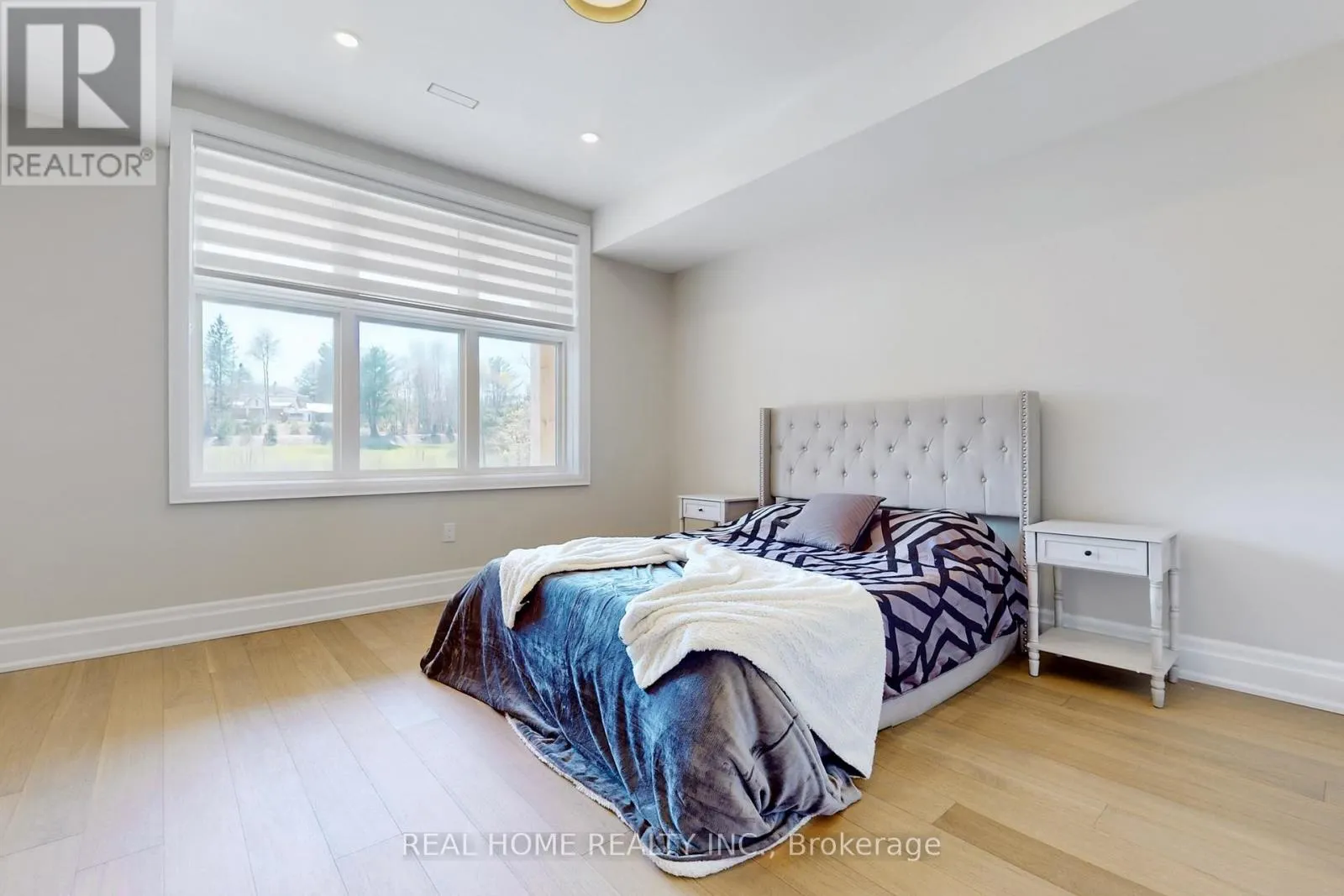 8 KNOWLES CRESCENT