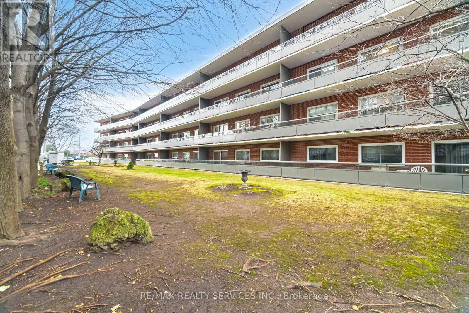 203 - 11 WOODMAN DRIVE S
