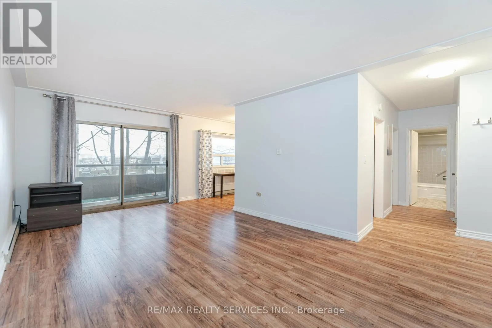203 - 11 WOODMAN DRIVE S