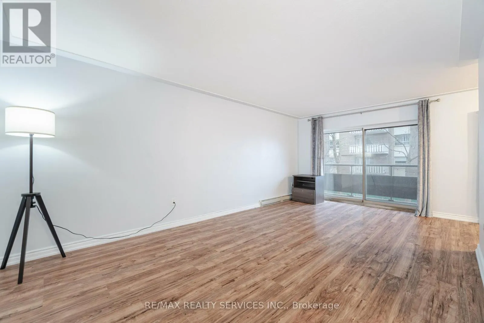 203 - 11 WOODMAN DRIVE S