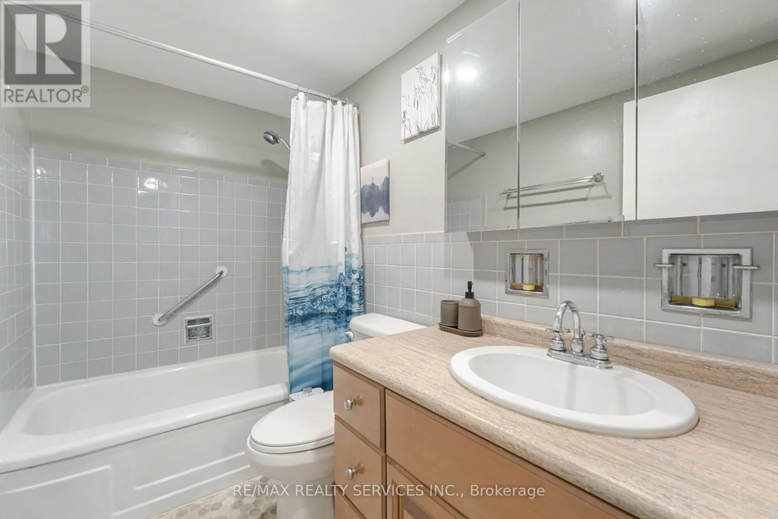 203 - 11 WOODMAN DRIVE S