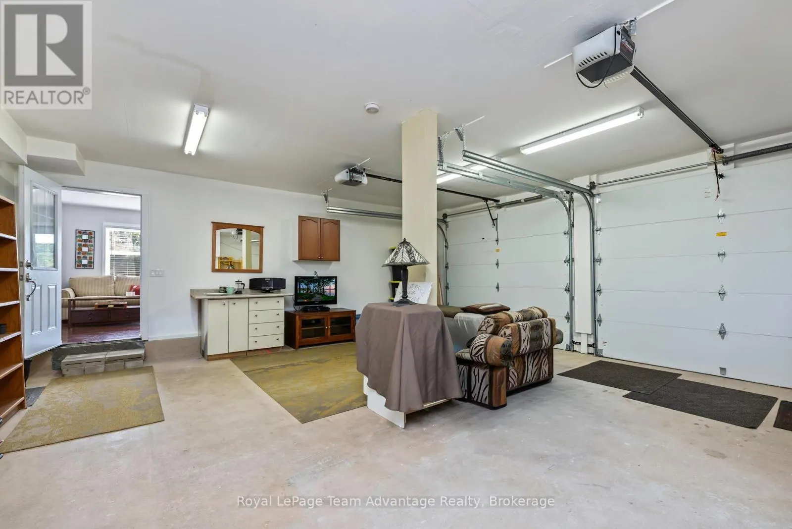 2046 RIVERSIDE DRIVE