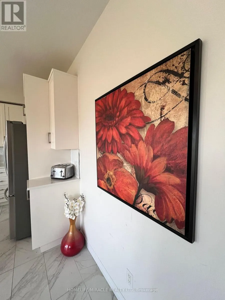 UPPER UNIT - 14 GOURLAY FARM LANE N
