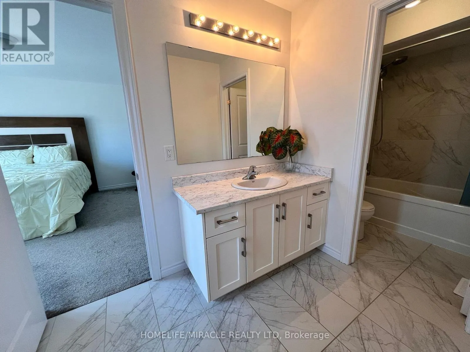 UPPER UNIT - 14 GOURLAY FARM LANE N