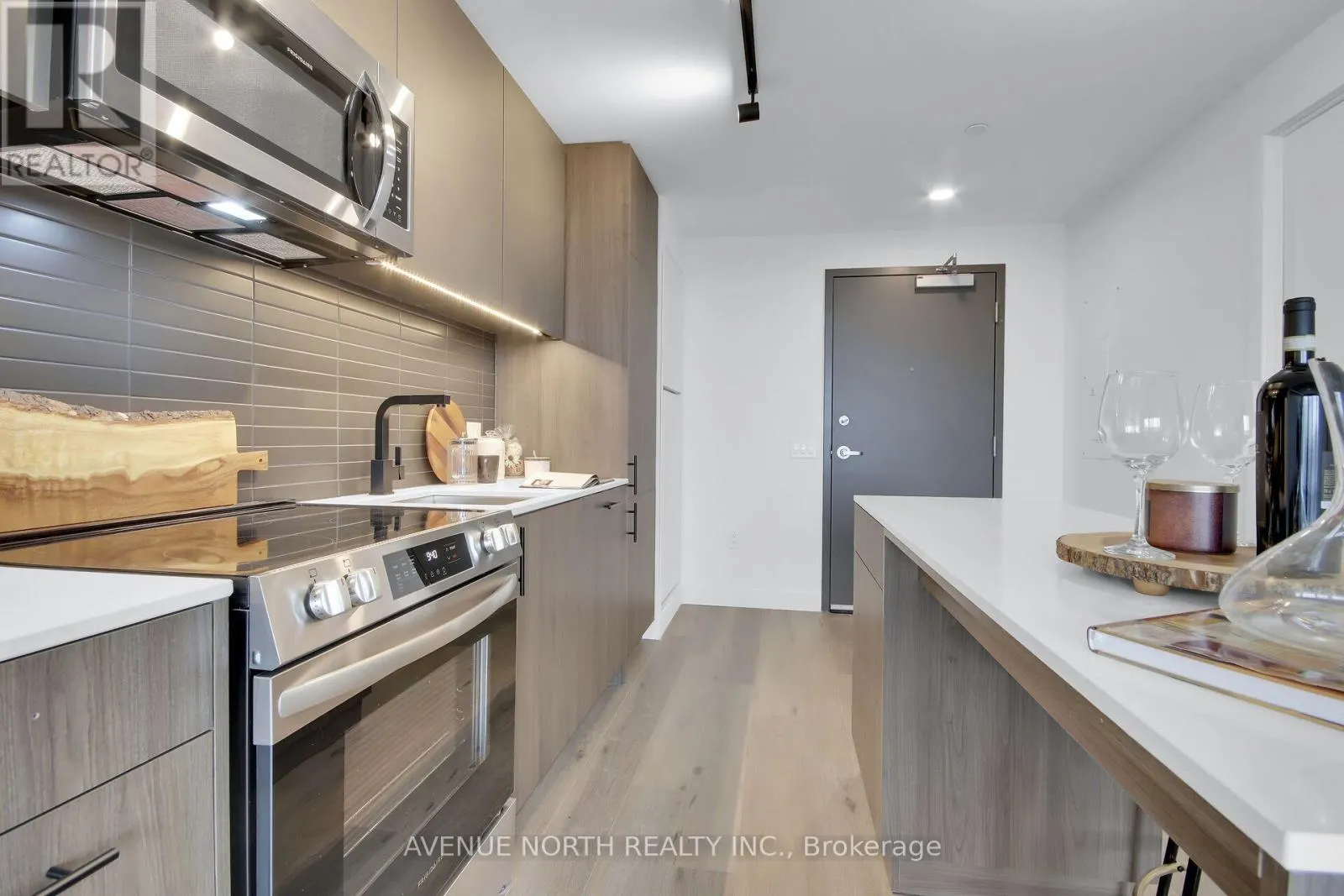 809 - 10 JAMES STREET