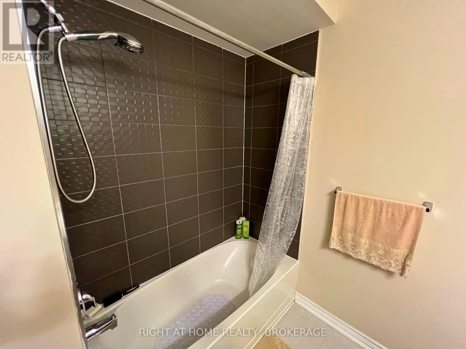33 - 541 WINSTON ROAD, #33