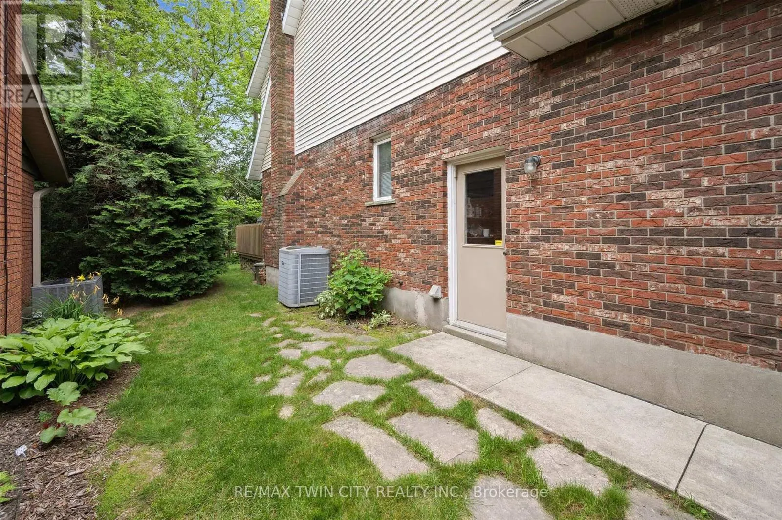 45 APPLEWOOD CRESCENT