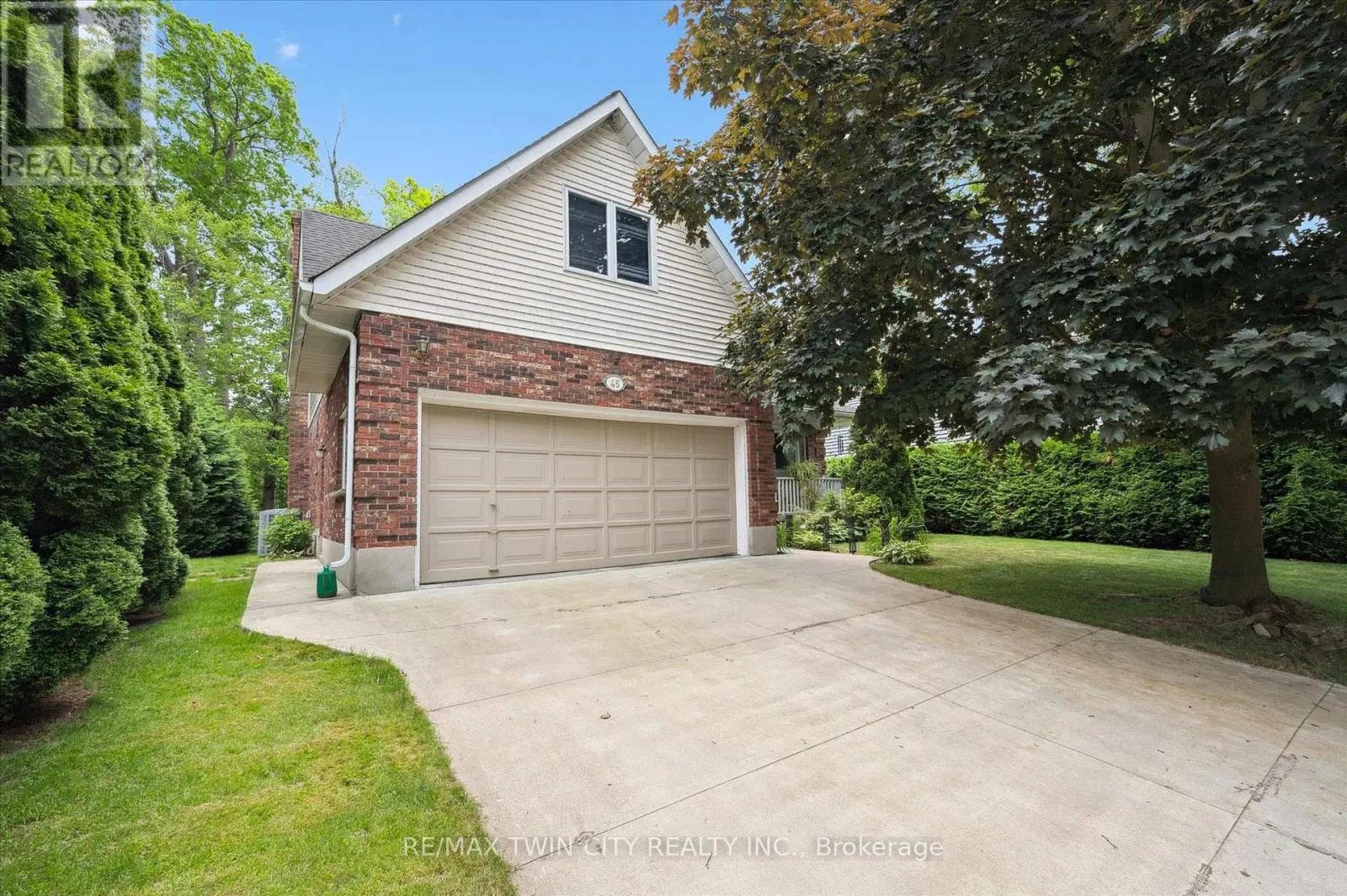 45 APPLEWOOD CRESCENT
