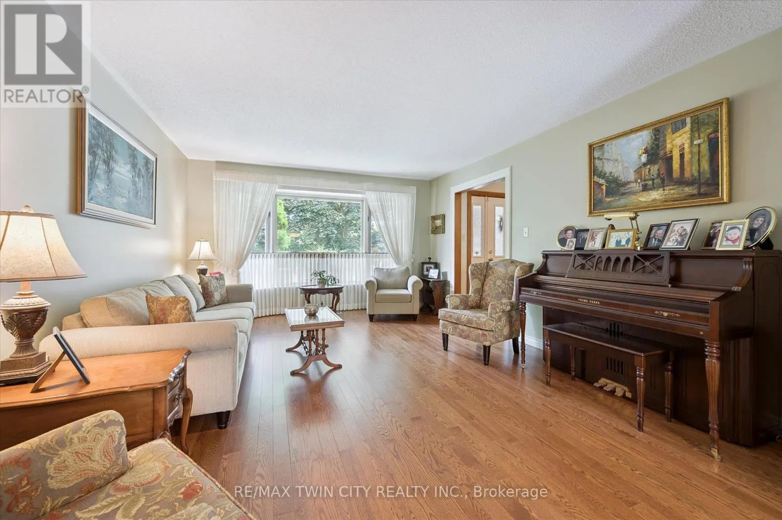 45 APPLEWOOD CRESCENT