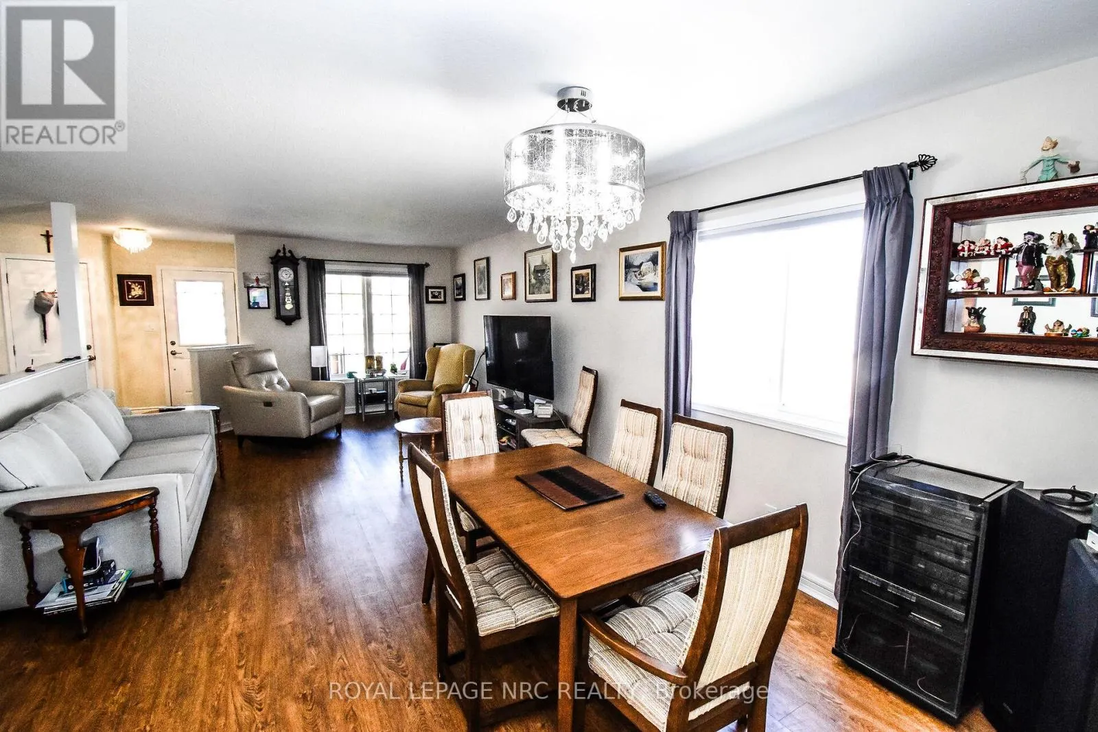 330 AUTUMN CRESCENT