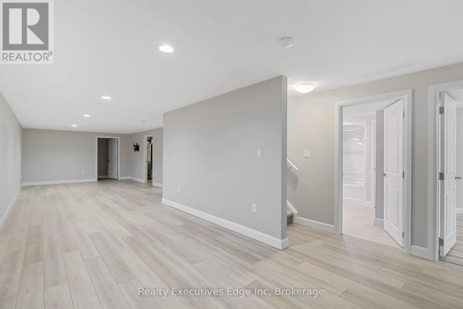 98 MOONSTONE CRESCENT