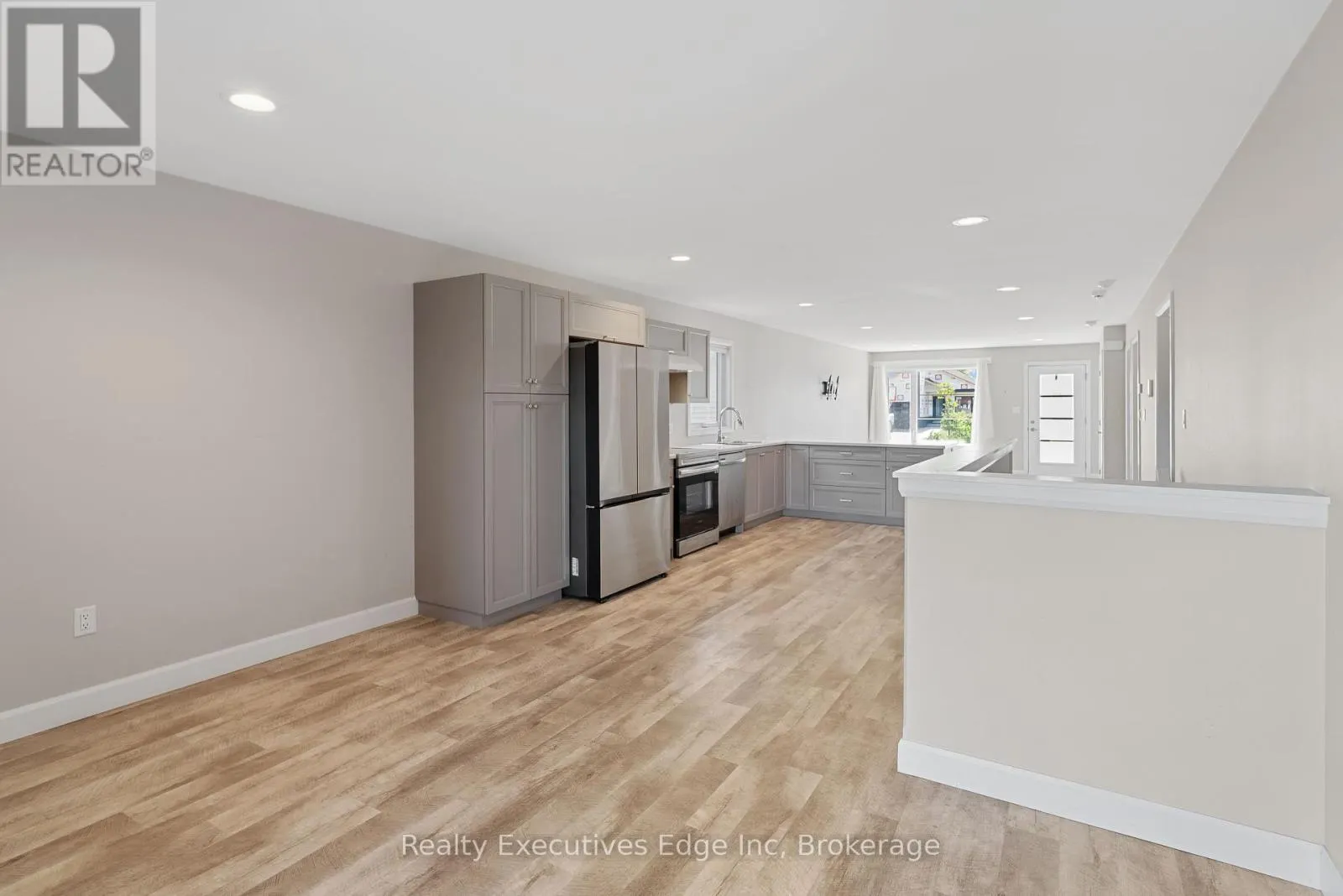 98 MOONSTONE CRESCENT