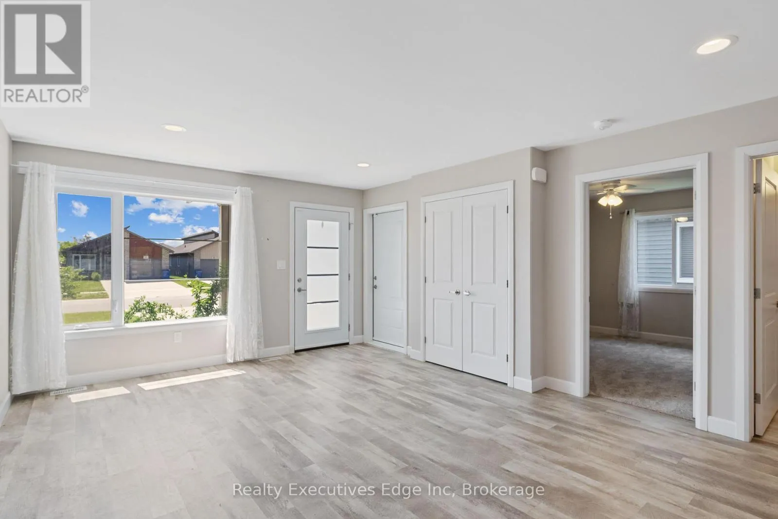 98 MOONSTONE CRESCENT